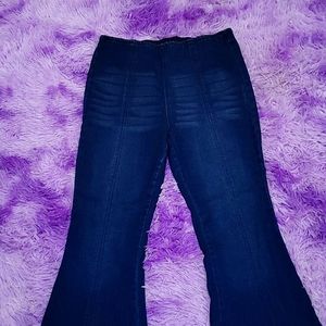 Bell bottom jeans there r no buttons it is well fitted and comfortable